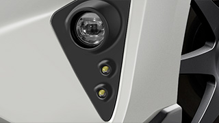 高輝度LEDを採用したエアロイルミネーション。イグニッションに連動して常時点灯。照射色はシャープなホワイト。フロントエアロスポイラーのオプション品。価格3万3000円