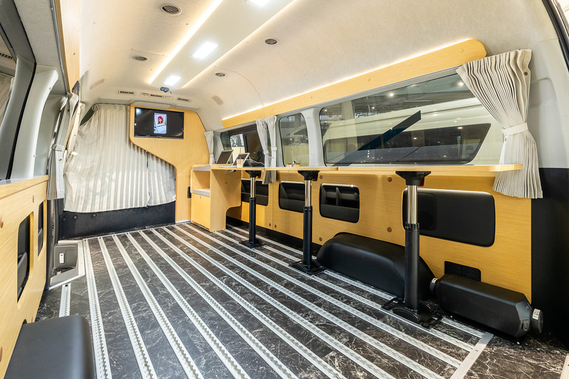 後方キャビンには3ｍの長さを持つジュラルミン製のエアラインレールが埋め込まれている