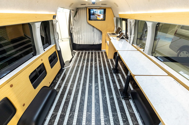 後方キャビンには3ｍの長さを持つジュラルミン製のエアラインレールが埋め込まれている