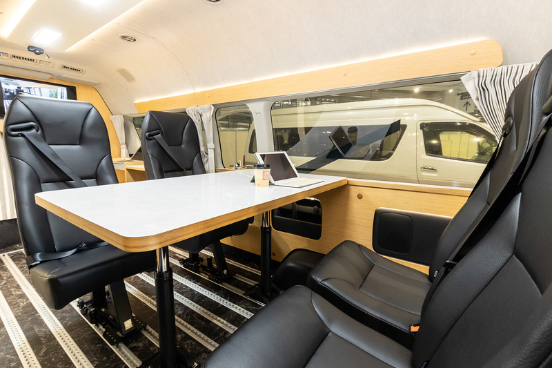 テーブルとシートを装着した状態。テーブルは駐車時のみ利用可能