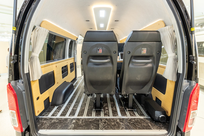 シートは最大で横に3脚並べることができる