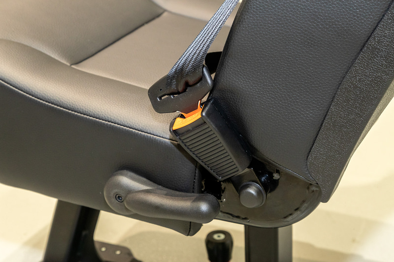 シートベルトアンカーとリクライニングレバー