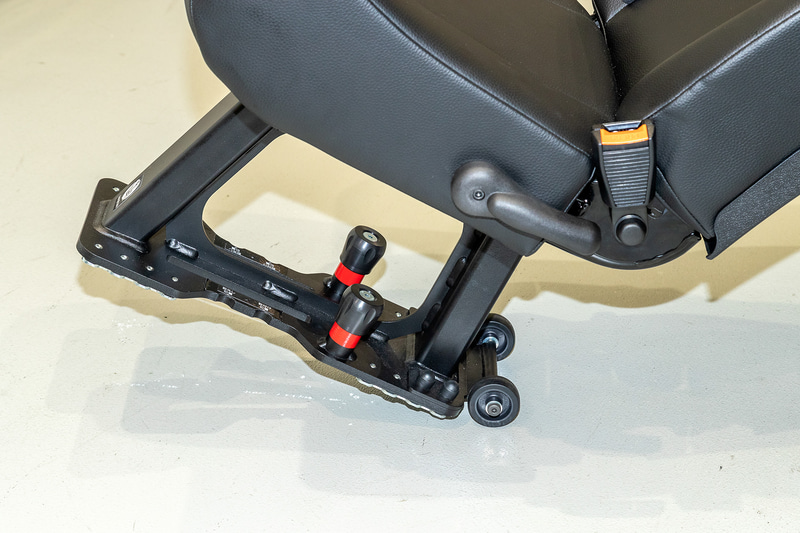 固定用アタッチメント部後方には移動時に便利なキャスター付