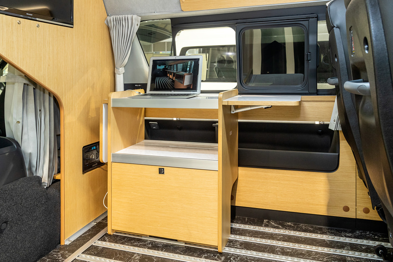 キャビネットも自由に移動可能。ホイールハウスを避けるため側面に切り欠きがある