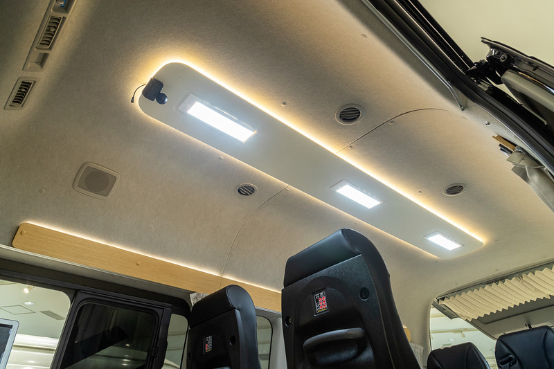 オフィス的な利用を想定し、間接照明だけでなく埋め込みタイプの高光度LEDライトも用意