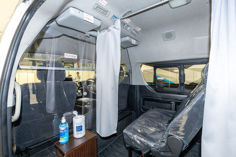 運転席とリアシート間にも隔壁を用意