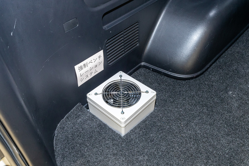 各スペースからの空気は後部に設けられたブロアファンで車外に排出する