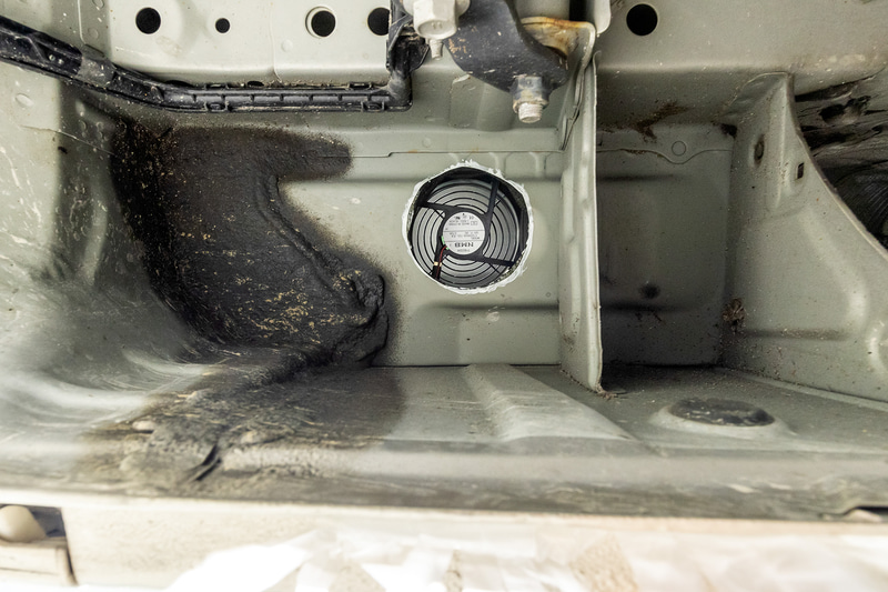 排気効率を考慮してファンと同サイズの開口部を用意