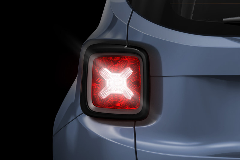 LEDヘッドライトやレザーシート、オーディオナビゲーションシステム「Uconnect」といった装備のほか、アダプティブ クルーズコントロールなどの運転支援システムも標準装備