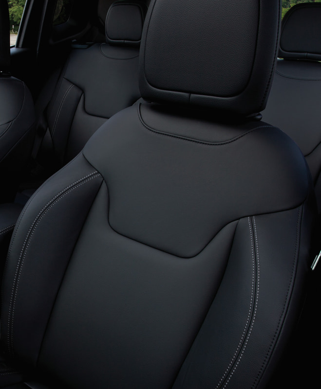 LEDヘッドライトやレザーシート、オーディオナビゲーションシステム「Uconnect」といった装備のほか、アダプティブ クルーズコントロールなどの運転支援システムも標準装備