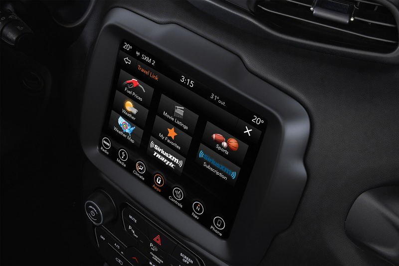 LEDヘッドライトやレザーシート、オーディオナビゲーションシステム「Uconnect」といった装備のほか、アダプティブ クルーズコントロールなどの運転支援システムも標準装備