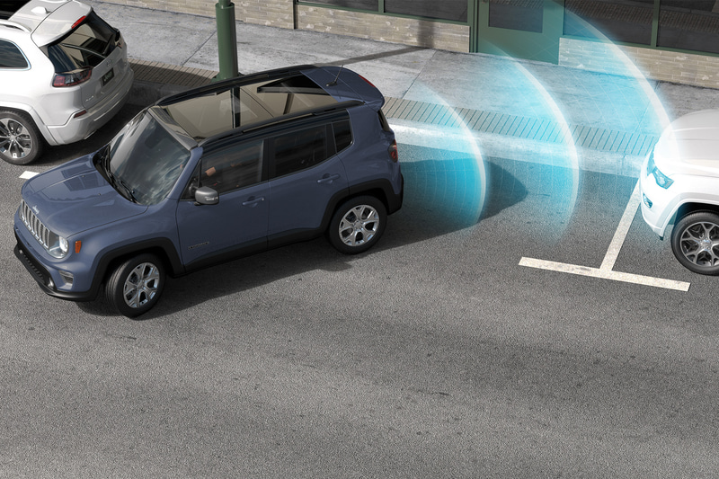 LEDヘッドライトやレザーシート、オーディオナビゲーションシステム「Uconnect」といった装備のほか、アダプティブ クルーズコントロールなどの運転支援システムも標準装備