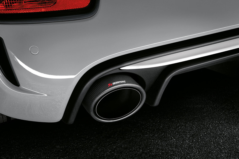 アクラポビッチ製のエキゾーストシステムはカーボン仕上げのエキゾーストパイプフィニッシャーを採用。ディフューザー一体型リアバンパーやホワイト仕上げインサートも装備