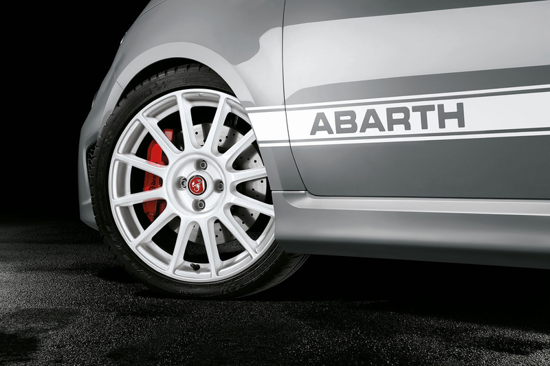 12スポークの17インチアルミホイールに205/40R17タイヤを装着。ABARTH サイドストライプ（ホワイト仕上げ）も入る