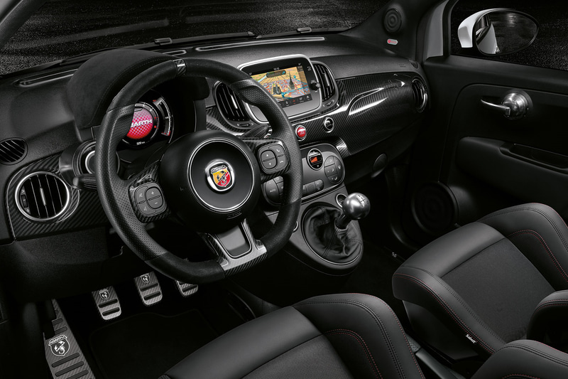 室内では赤いステッチが施されたサベルト製スポーツシートや専用カーボンインストルメントパネルを装備