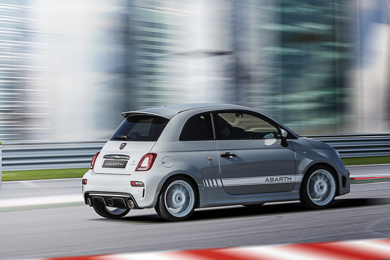 ボディカラーは595 SSを彷彿とさせるGrigio Campovolo（グレー）を採用