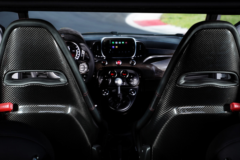 室内では赤いステッチが施されたサベルト製スポーツシートや専用カーボンインストルメントパネルを装備