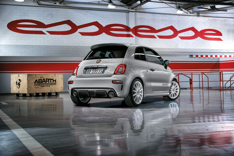 ボディカラーは595 SSを彷彿とさせるGrigio Campovolo（グレー）を採用