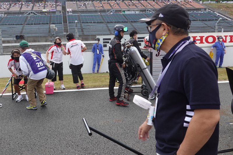 マシンを撮影していると、どこかで見たことのあるクルマ好きのおじさんが。モリゾウステッカーのハンディファンで、「おお、モリゾウ選手だ」と気がついた