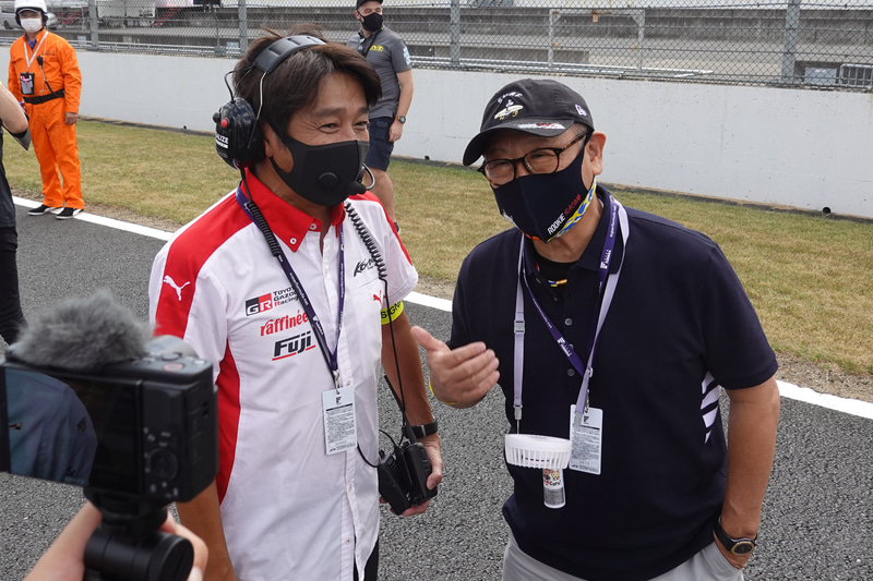 近藤真彦監督と談笑。カーガイは記念撮影