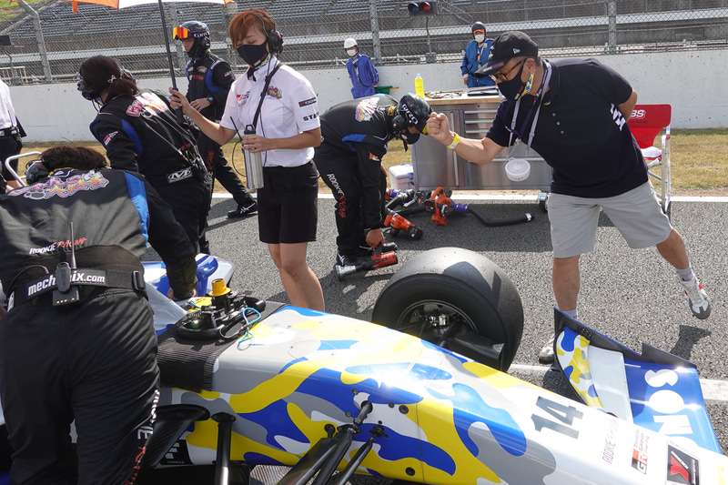 スタートに臨む大島選手に、「ガンバレ!!」と言わんばかりにガッツポーズ