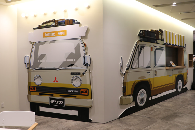 初代デリカバン（1969年）のキッチンカーを模した売店。コロナ禍によりオープンは2020年内を予定