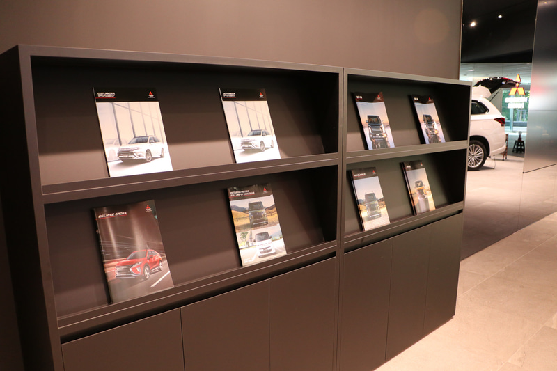 もちろんカタログは自由に持ち帰れる。また、基本的にスタッフが常駐しているので質問もOK