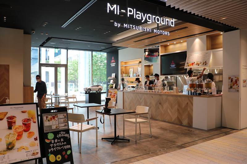 ショールーム脇のエスカレーターを上ると喫茶店の真横に出てくる