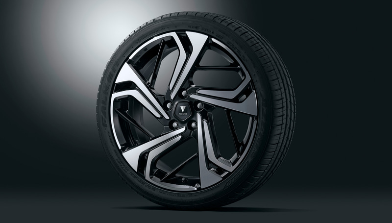 19インチアルミホイール＆タイヤセット。装着タイヤはFALKEN AZENIS KFK510（225/40R19）。価格31万3500円