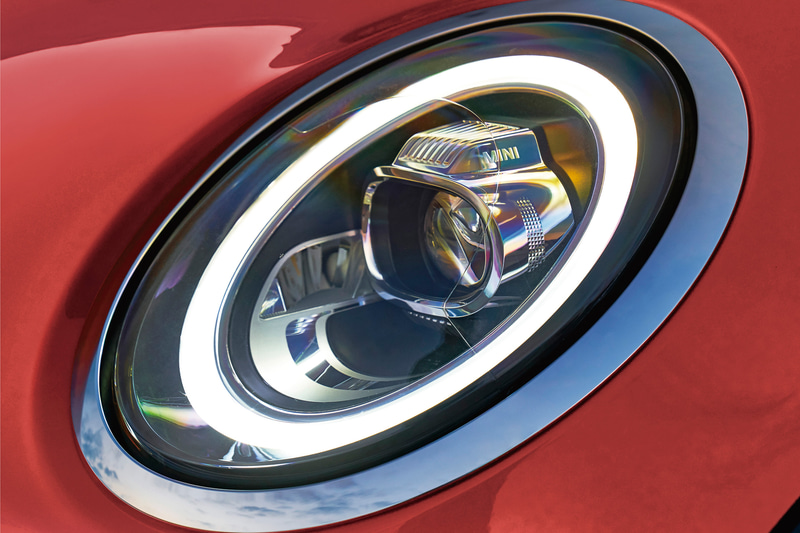 LEDヘッドライトを装備