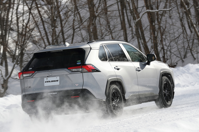 シビアスノー要件を満たしたタイヤに与えられる「スノーフレークマーク」を持ち、突然の降雪でも安心感のある走りができる