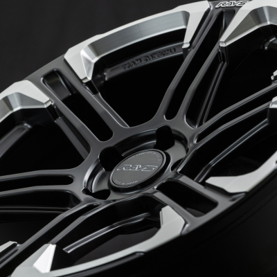 2×6で構成されたスポーク形状。スポーク天面とサイドのリブの角度をあえて変えることで、視覚的コンケイブ感にも貢献するスポーティテイスト