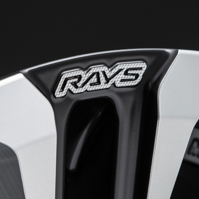 レイズの表面処理へのあくなきチャレンジは止まらない。RAYSの文字表面には特殊加工「新意匠マシニング処理」による凹凸をつけることでクリスタルのような輝きを実現
