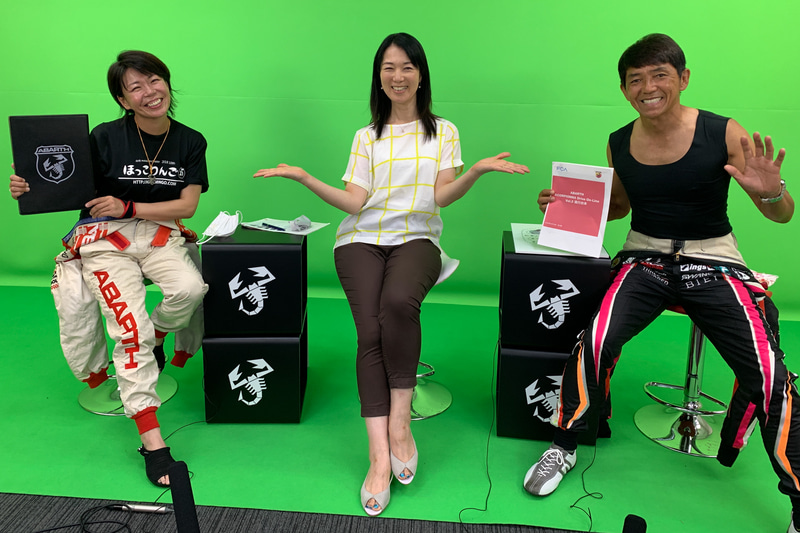 こちらは本番2時間前、リハーサル中のひとコマなんですが、もうすっかりおしゃべりが止まらない3人（笑）。いつもニコニコ、フレンドリーで、女性らしい言葉で噛み砕いてドライビングのコツを教えてくれるりんごちゃんと、「モータースポーツと安全運転はイコール」をモットーに、誰にでも分かりやすくレクチャーしてくれる山野さんのおかげで、私もいろいろと勉強になりました。アバルト公式サイトのムービー覧にある、りんごちゃんのドラテク動画、山野さんのジムカーナ動画も必見です！