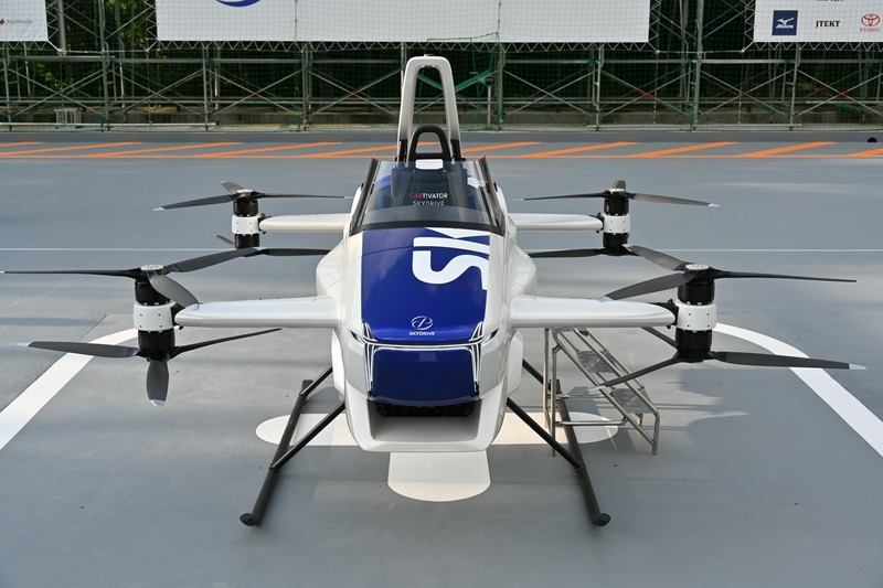 展示用機体は自動車のクーペを意識したデザイン