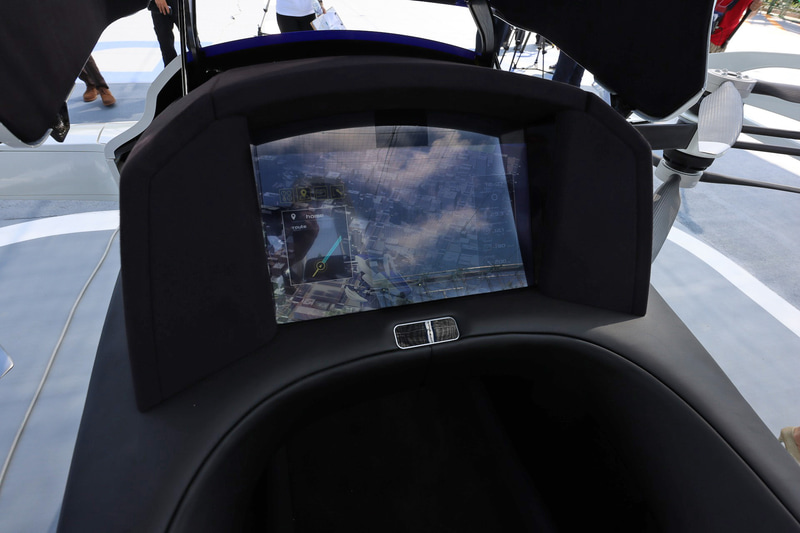 モニターの左はナビゲーション、右は天気、気温、風速、スピード、高度などのデータを表示。背景には顔認証による搭乗者の顔の向きに合わせて、見える方角の景色が映しだされる