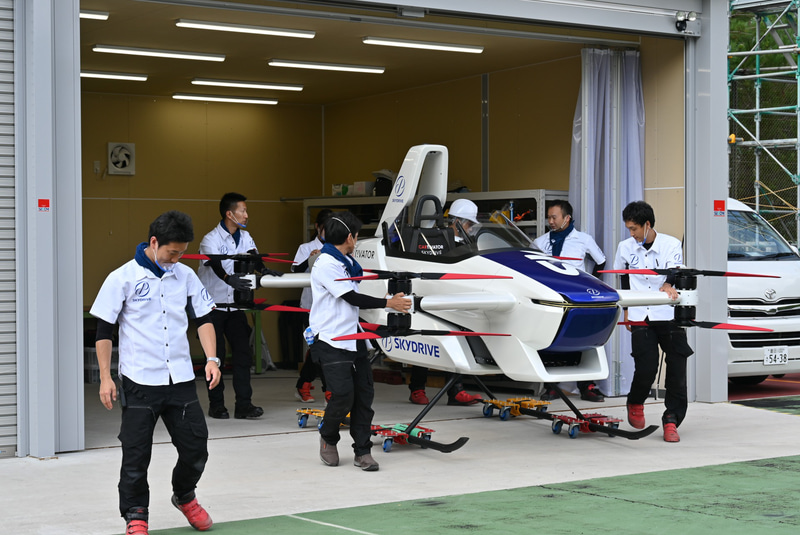 格納庫からスタッフによって引き出される飛行テスト用のSD-03