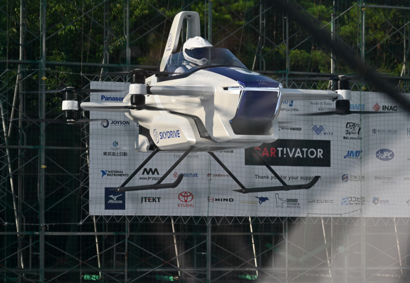 パイロットが右手の人差し指を回してプロペラが回転を開始。すぐにふわりと垂直上昇した。高度は2mをキープしながら、4km/hほどのゆっくりしたスピードでフィールドを一周、元の場所にピタリと着陸した