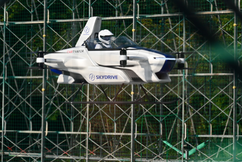 パイロットが右手の人差し指を回してプロペラが回転を開始。すぐにふわりと垂直上昇した。高度は2mをキープしながら、4km/hほどのゆっくりしたスピードでフィールドを一周、元の場所にピタリと着陸した