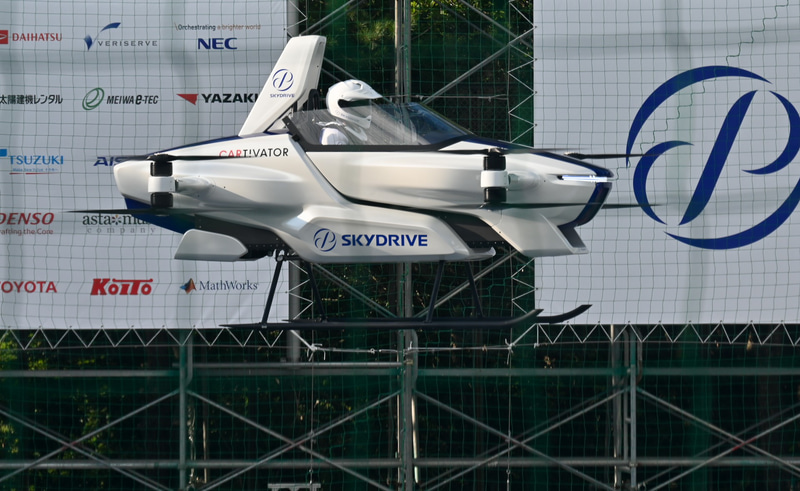 飛行テストを成功させ、SD-03から降りてくるパイロットを務めた安藤寿明チーフエンジニア