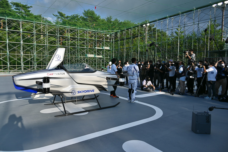 有人飛行テストには数多くの報道陣が詰めかけた