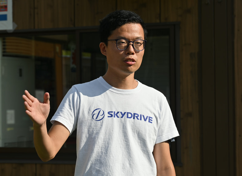 空飛ぶクルマの有人飛行を成功させ、報道陣の質問に答えるスカイドライブの福澤知浩代表