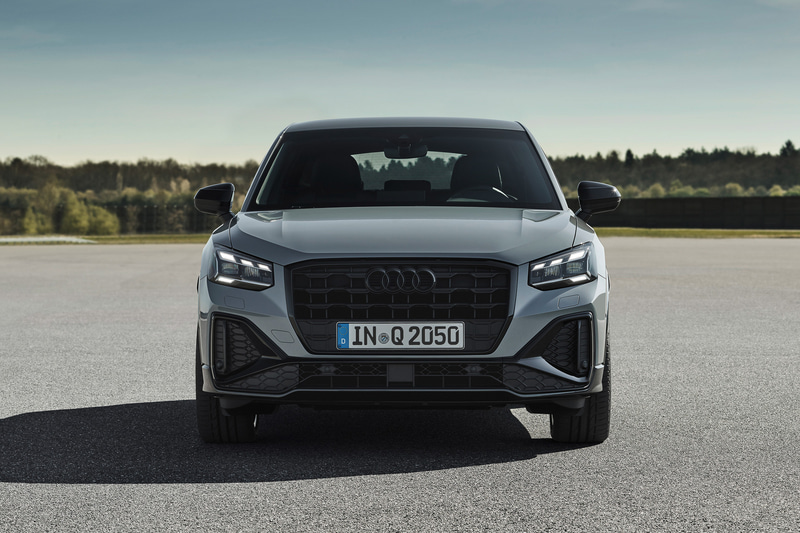 Q2。ボディカラーは新色のアローグレー