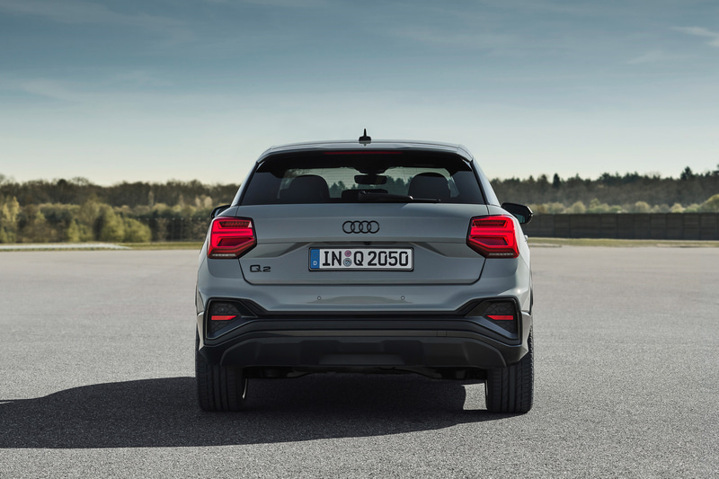 Q2。ボディカラーは新色のアローグレー