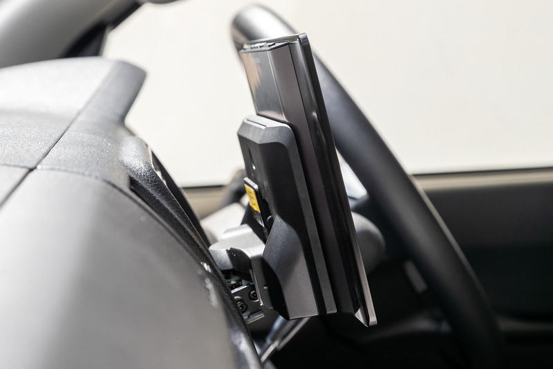 バックライトが不要な有機ELパネルと外装フレームには、軽量で高剛性なマグネシウムダイカストを採用。内部にハニカム構造を設けることで強度も確保した。厚さは約4.7mmとのことで、重量を2019年モデルの10V型から比べて約30％減の約0.7kgに軽量化