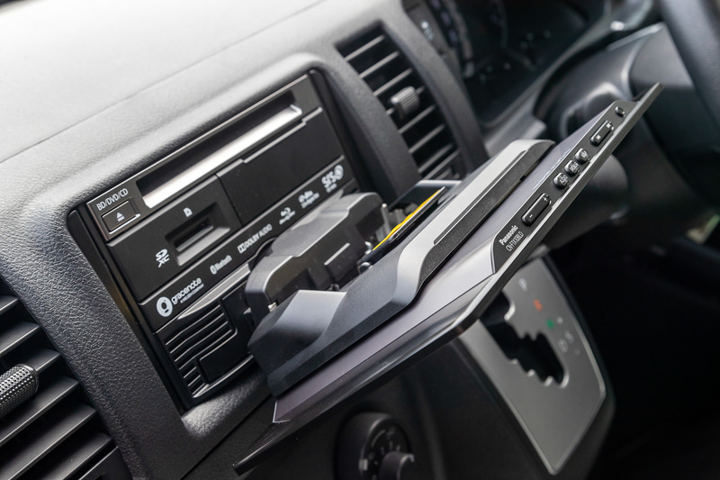 カーナビセット全体の軽量化に加え、ディスプレイ保持部の剛性の向上によって上下の揺れを抑制して耐振動性を向上させている