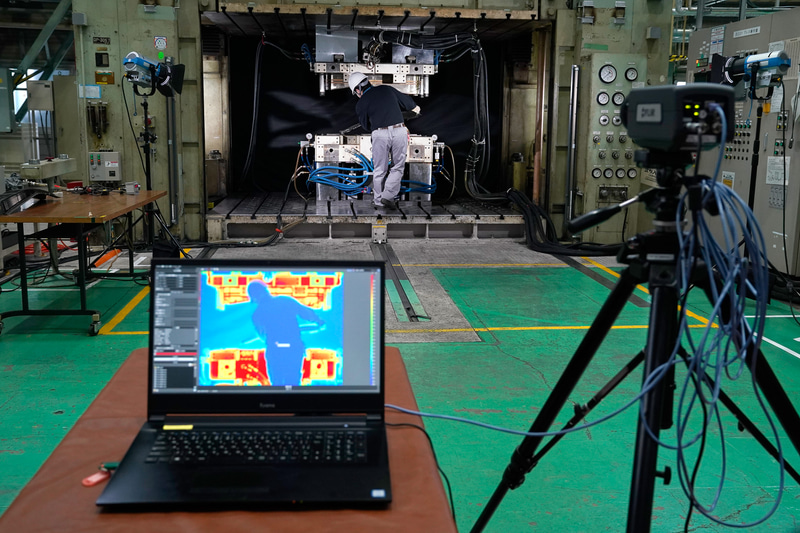 カーボンパーツの製造の様子