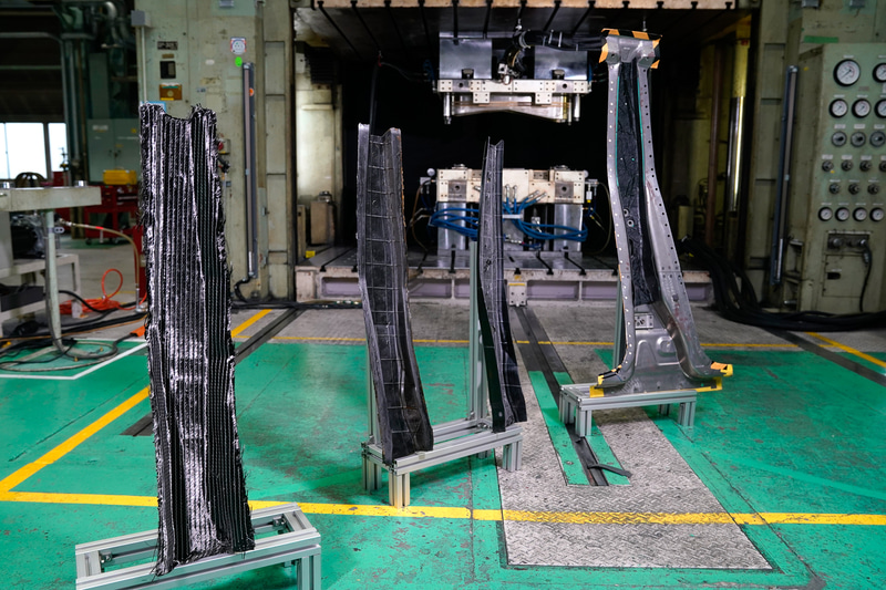 カーボンパーツの製造の様子