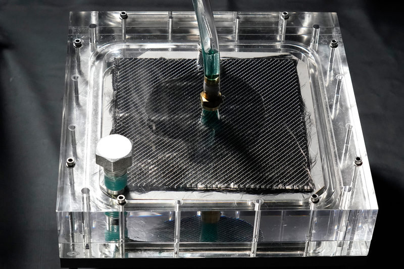 カーボンパーツの製造の様子