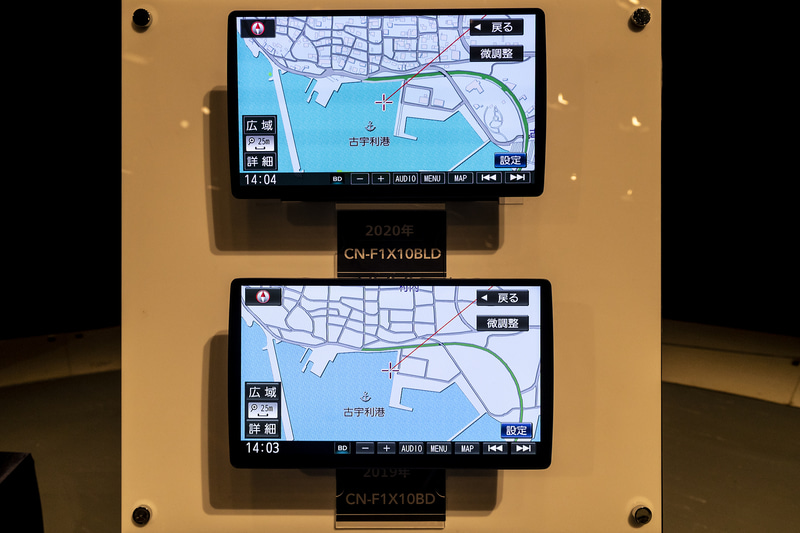 2020年モデル（写真上）と2019年モデル（写真下）比較。ナビ画面を含む写真の色温度は「太陽光」に合せている